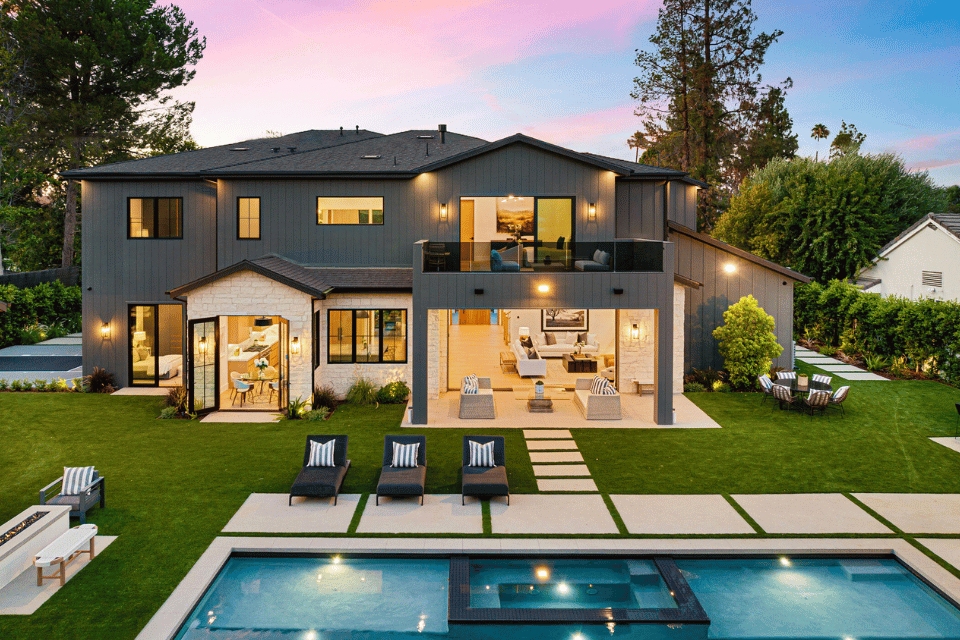 Image of modern, luxury house for short term rental