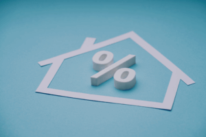 Image shows mortgage rate concept with a house and percentage sign